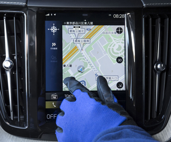 素手でなくとも操作可能なタッチ式ディスプレイは、雪国をはじめ、手袋を使うことの多い環境で役に立つ。