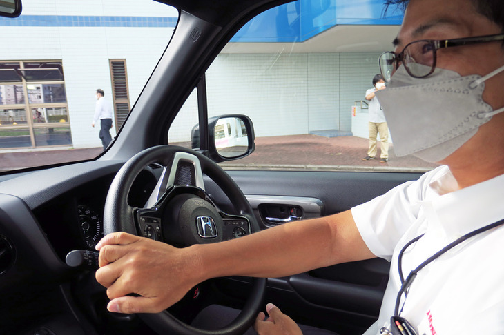 記者にシステムの仕組みを説明してくれた、本田技研工業 ソフトウェアデファインドモビリティ開発統括部 先進安全・知能化ソリューション開発部 シャシーダイナミクス制御開発課の吉川史哲氏。