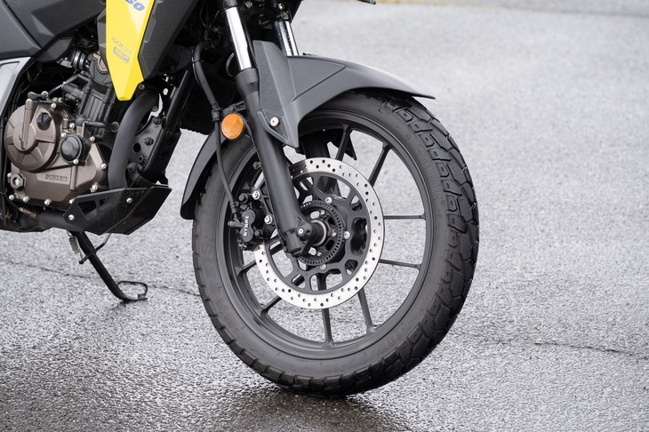 タイヤサイズは前が100/90-19、後ろが140/70-17と、悪路走破性を考慮して大径のフロントタイヤを装着。試乗車のタイヤはセミブロックパターンの「マキシスMAXXPLORE」だった。