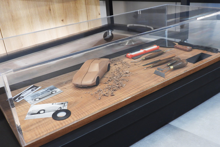 デザインの再現にあたって手がかりとなったのは、当時の写真のみだったとか（ショーケース左端に展示）。