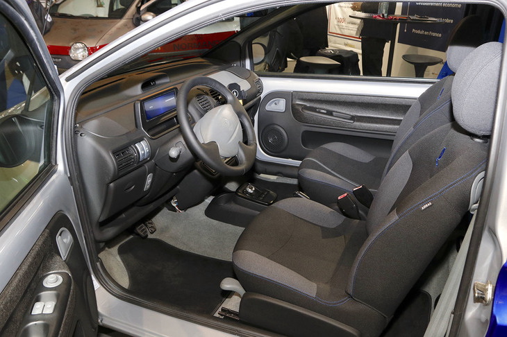 シートや内張りは完全にレストアされ、メーターもEV用に換装されている。