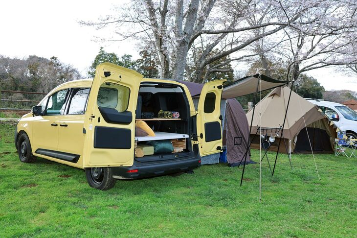 本国フランスでは「働くクルマ」として活躍する「ルノー・カングー」。歴代モデルはいずれも、数値以上の広さを感じさせる室内空間が特徴だ。その強みを生かし、テントは張らずに車中泊を楽しむ人も多く見られた。写真の黄色の現行型カングーはベッドキットが組み込まれており、快適に就寝できるようになっていた。