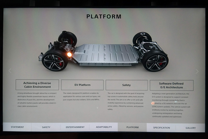 「VISION-S」のランニングシャシー。定格出力200kWのモーターを前軸用、後軸用に2基搭載しており、動力性能は0-100km/h加速が4.8秒、最高速が240km/hと公称されている。