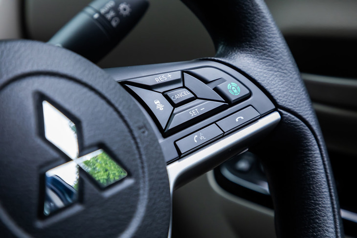 運転支援装備「MI-PILOT」は先進快適パッケージに含まれるオプション（7万1500円）。操作スイッチはステアリングスポーク右側に配置されている。