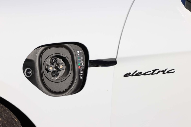 充電ポートはフロントフェンダーの左右にレイアウトされる（写真は左サイドの急速充電用）。いわゆるリッドは備わらず、ポート前方の黒い部分をタッチすることでシャッターが上下する仕組み。