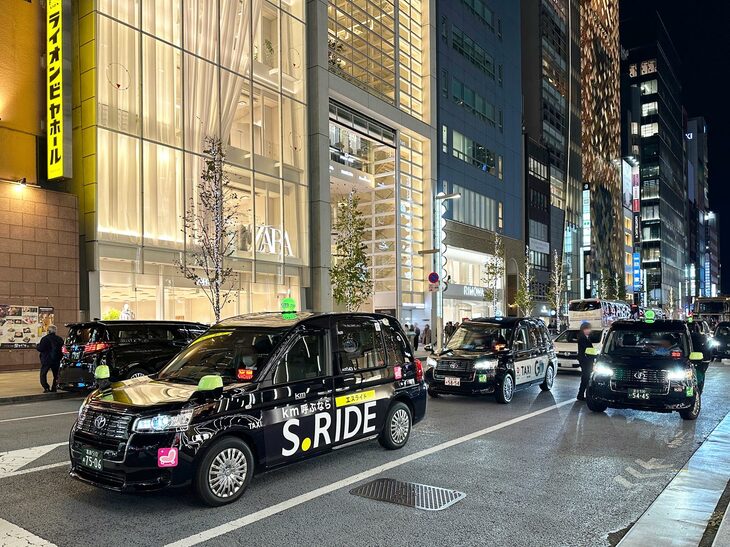 銀座で。街区で多くを占めるタクシーがハイブリッドになったことも、街が静かになった理由だろう。