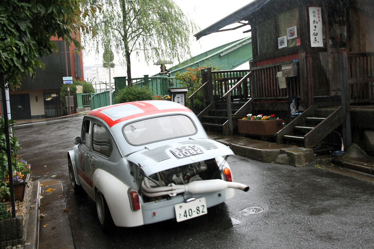 柳橋に向かっていく1970年「フィアット・アバルト1000TCR」。“臓物”をのぞかせながら走り去る姿に、道行く人々も驚いたのでは？