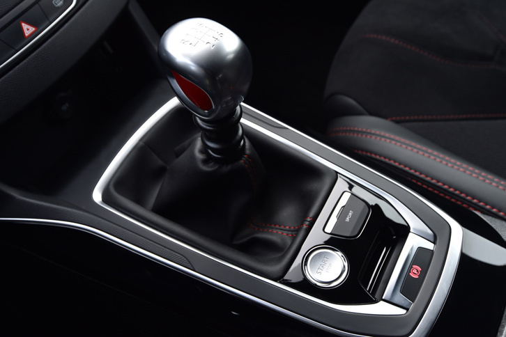 トランスミッションは250ps仕様、270ps仕様ともに6段MT。加速性能を高めるためにギア比はローギアード化されている。