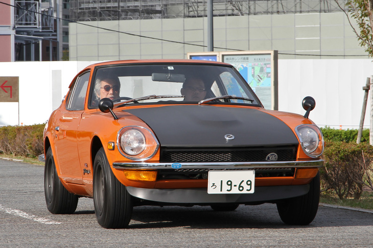 1969年「日産フェアレディZ432R」。2リッター直6 DOHC 24バルブのS20型エンジンを積んだ、初代Zデビュー当初のトップグレードである「Z432」。その競技用ベース車両であるライトウェイト版がZ432Rである。薄いボディーパネルやFRP製ボンネット、アクリル製ウィンドウなどを用い、内装も簡素化されている。