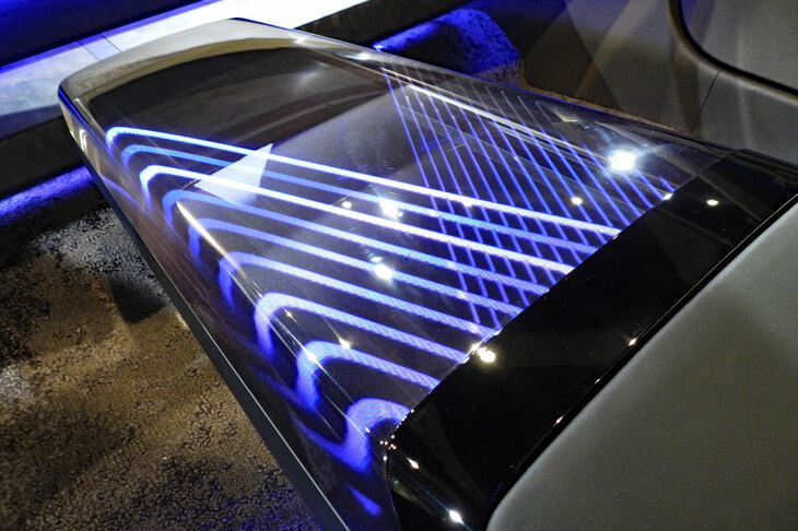 HMI（ヒューマン・マシン・インターフェイス）の操作をつかさどるセンターコンソール。コンソール上での手の動きを読み取り、非接触での操作を可能にするという。