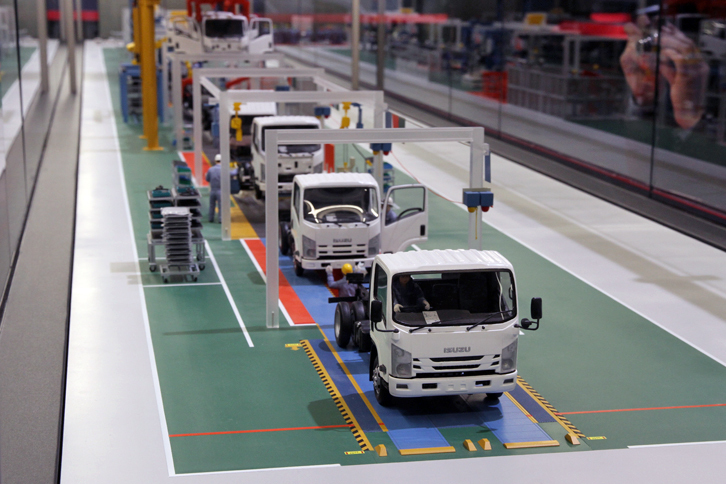 ラインの模型のファイナル部分。キャビンが組み付けられたシャシーには、この後各種ボディーが架装される。