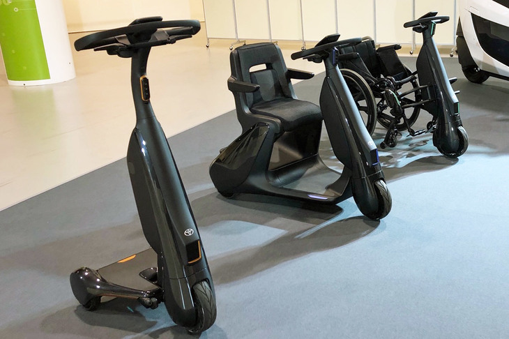 トヨタが「歩行領域EV」と呼ぶ超小型電動モビリティー。中央が「座り乗り」と呼ばれる仕様だ。