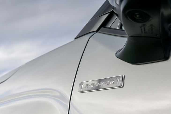 「S：HEV」モデルにも、スバル伝統のプロペラシャフトを用いた機械式4WDシステム「シンメトリカルAWD」を採用。全グレードに悪路でのスムーズな走りをサポートする走行プログラム「X-MODE」が搭載されている。