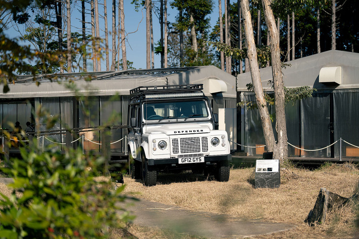 往年の「ディフェンダー」をレストア＆ビスポークした貴重なモデル、「クラシックディフェンダーV8ビスポーク フジホワイト」（写真）も間近に見ることができた。