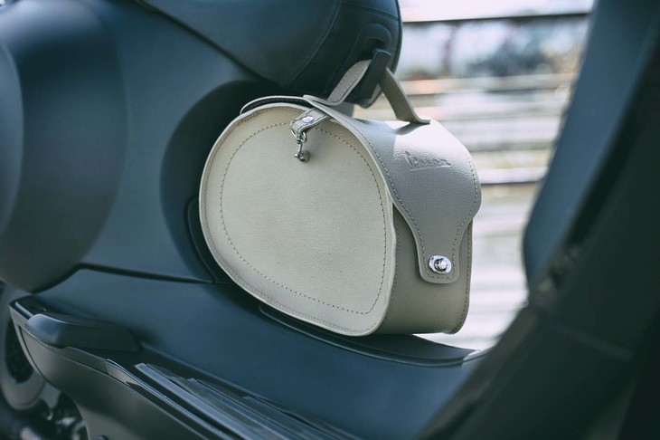 両足の間におさまる「トンネルバッグ」。2万3760円の専用オプションとして用意される。