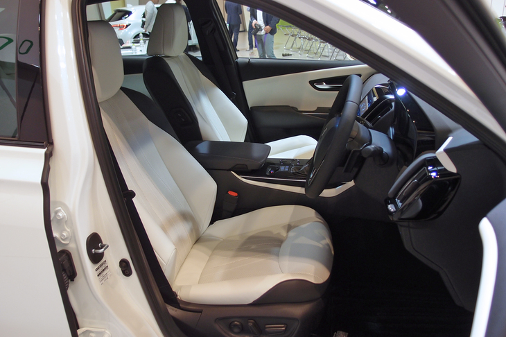 日本人の体型に合わせ、長時間座っても疲れない形状を追求したというシート。