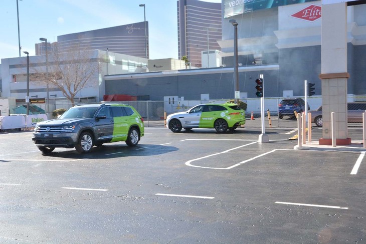 ヴァレオは会場最寄りの駐車場にてデモ走行を実施。管理者によるリモート走行などを披露した。