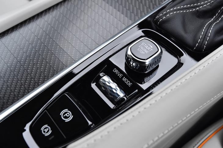 エンジンスターターの後部にはドライブモード切り替えのセレクターが設置される。