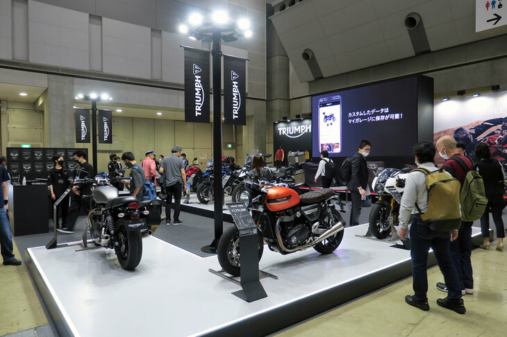 東京モーターサイクルショー2023におけるトライアンフのブースの様子。