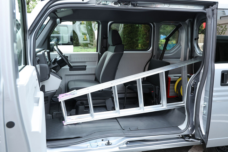 運転席と右側後席の2座のみのタンデム仕様となる「L2」グレードに荷物を積み込んだ様子。最大積載容量は2606リッター。長さ2.47mの脚立がきちんと積み込めるスペースを確保している。「G」とL2グレード車は、ホンダの法人営業部および新車オンラインストア「Honda ON」におけるリース契約のみの取り扱いとなる。