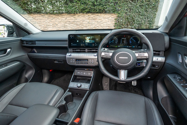 車内はすっきりとした直線基調のデザイン。12.3インチのディスプレイがダブルで並ぶ。