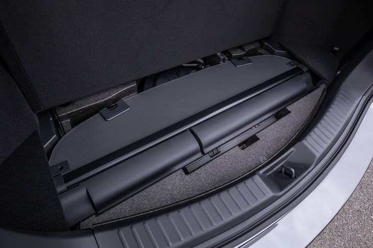 後席の背もたれを倒した際に外したトノカバーは、荷室床面にぴったり収納できる。こうしたこだわりもマツダならではといえる部分。
