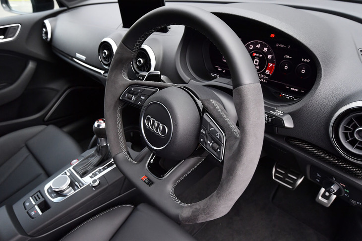 下端がフラットなデザインのステアリングホイール。スポーク部にはインフォテインメントシステム用の操作スイッチが並ぶ。