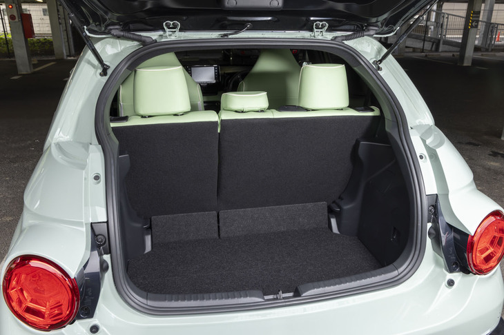 開口部の形が変わっていないため、荷室の容量は「ヤリス」と同じと思われる。