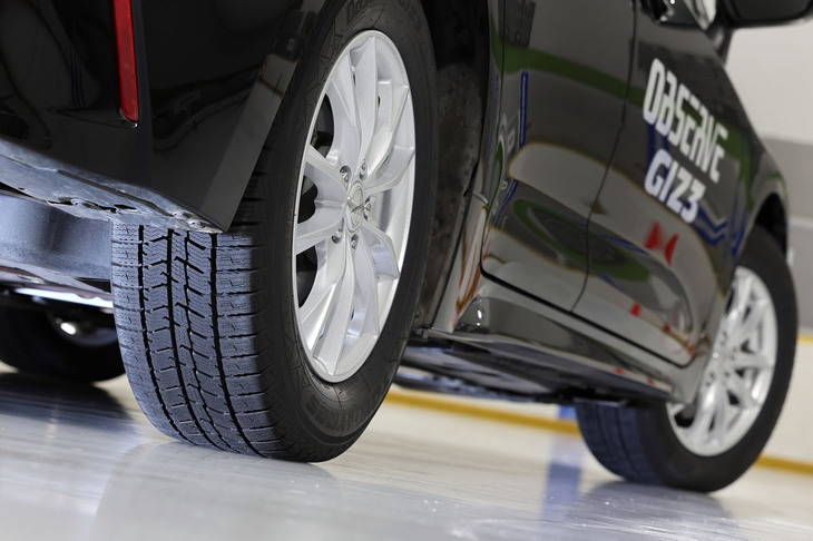 今回試走を行ったFF車の「カローラ スポーツ」に装着された従来型の「オブザーブ ギズ2」と新しい「ギズ3」（写真）は、いずれも195/65R15サイズ。アイススケートリンク内の同一条件下における同一コースで両製品の違いを確かめた。