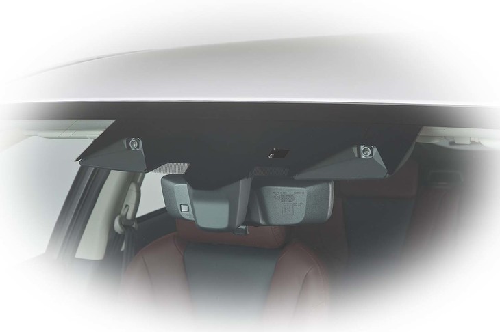 運転支援機能の強化が求められる今、スバル独自のステレオカメラを使った「アイサイト」（写真）が搭載される可能性もありそうだ。