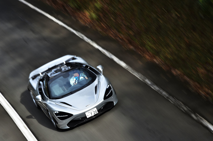 クーペモデルの「マクラーレン720S」がベースとなるオープンモデル「720Sスパイダー」。ルーフは軽量なカーボンファイバー製のリトラクタブルハードトップで、50km/hまでであれば走行中でも開閉が行える。オープン／クローズに必要な時間はわずか11秒。