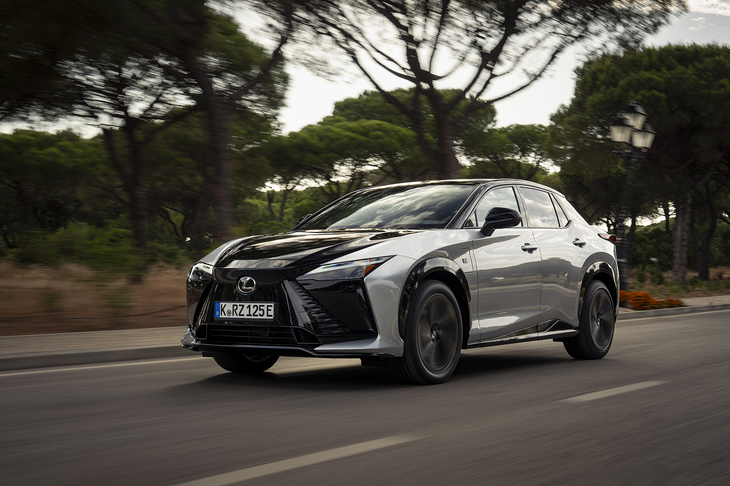 フロントサスは低周波側の減衰力を強化し、リアサスは可変幅を拡大して高周波側も含めた減衰力を最適化。そのうえで「RZ550e“Fスポーツ”」にはスポーツドライブ用に最適化したセッティングを施している。