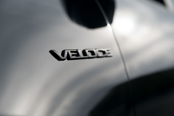グレード名の「ヴェローチェ（Veloce）」はイタリア語で「速い」という意味だが、今日のアルファ・ロメオでは、基本的に充実装備の上級仕様にこの名が付与される。
