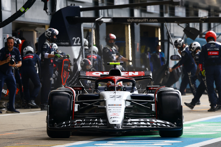 アルファタウリの角田裕毅（写真）は16位。イギリスGPに、フロアやサスペンションなど広範囲にわたるアップデートを施してきたアルファタウリだったが、予選では3戦連続で2台そろってQ1敗退となり、角田は僅差でQ2を逃し17位、ニック・デ・ブリース18位。アルファ・ロメオのバルテリ・ボッタスが燃料サンプルの違反で予選失格となり、スターティンググリッドで1つずつ繰り上がって迎えたレースでもペースは思わしくなく、入賞圏から遠いポジションでゴールせざるを得なかった。「自分のパフォーマンスにはハッピーだった。できることはすべてやった」とはレース後の角田のコメント。デ・ブリースは17位だった。（Photo=Getty Images / Red Bull Content Pool）
	 