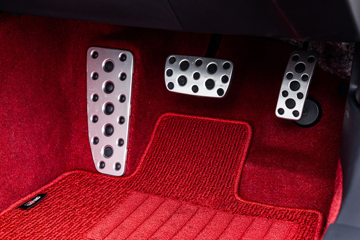 「RZ」グレードには、ゴムのすべり止めが組み込まれたアルミ製ペダルが標準で装備される。AT車（写真）では、MT車よりも大型のフットレストが備わる。