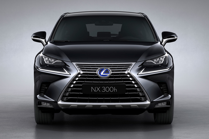 「レクサスNX」のフロントマスク。顔全体に占めるフロントグリルの比率に注目。L字形のデイライトが分離されている点は大きく異なるものの、全体のイメージはNXも「UX」も変わらない。