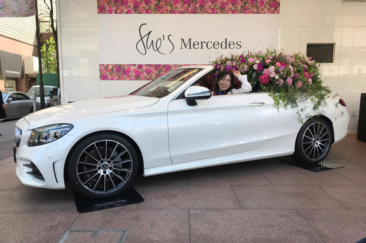 マロニエゲート銀座2のエントランスにて。助手席に座る、お笑い芸人・尼神インターの誠子さんは新店舗の第一印象を「ラグジュアリーな空間。私の居場所だと思った」とコメント、会場を沸かせていた。