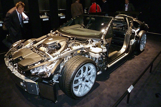 2011年の東京モーターショーに展示された「LFA」のスケルトンモデル。バルクヘッドにめり込むような位置に搭載されたエンジンや、CFRP製のボディー骨格などがよく分かる。