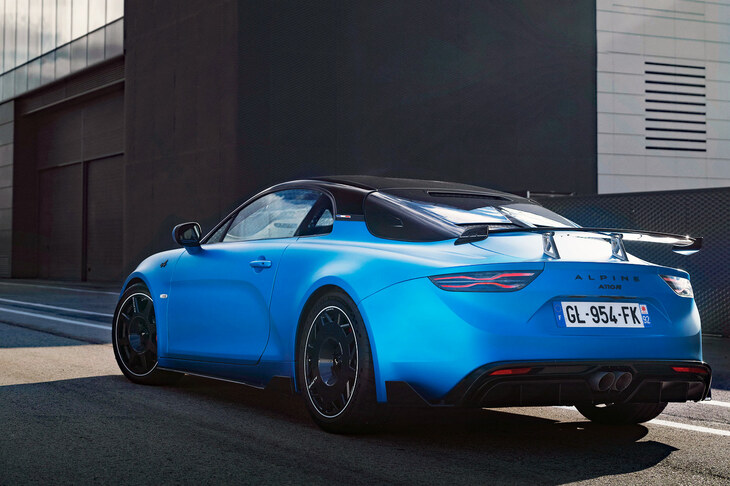 「アルピーヌA110」シリーズのなかでも、最も走りに先鋭化した「A110 R」。資料によると「サーキットでのパフォーマンスを追求しながら、公道での走行も可能なモデル」と説明されている。