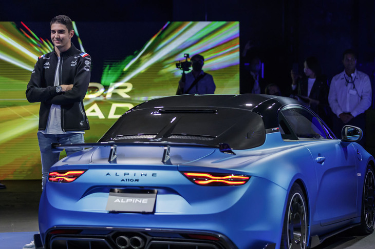 「A110 R」をドライブして登場したアルピーヌF1チームのエステバン・オコン選手。