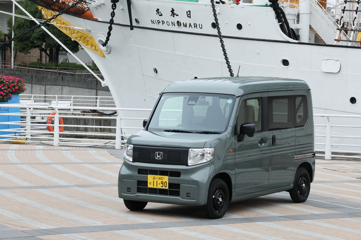2024年10月10日に発売されたホンダの新型軽商用電気自動車「N-VAN e：（エヌバンイー）」。ベースとなった軽商用車「N-VAN」に電動パワートレインを組み合わせたモデルで、「低床大空間」「ピラーレス大開口」「フラットフロア」といったパッケージング的特徴を受け継いでいる。