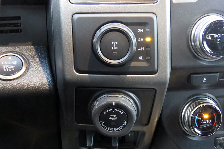 走行モードは「2WD HIGH」「4WD AUTO」「4WD HIGH」「4WD LOW」の4種類だが、今回のコースでは2WD HIGHと4WD AUTO以外の出番はなく、リアデフロックを作動させることもなかった。