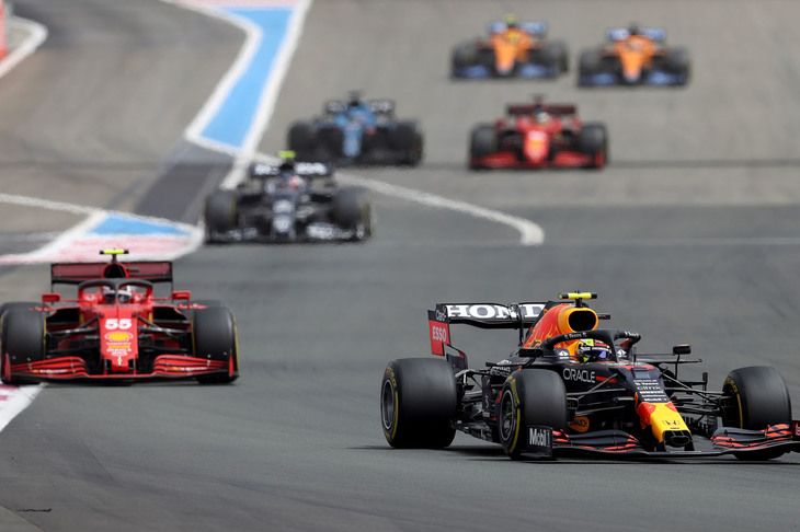 前戦アゼルバイジャンGPでは、油圧系トラブルが起きていたにもかかわらず力走し自身2度目の優勝を飾ったレッドブルのペレス（写真前）。フランスGP予選ではチームメイトのフェルスタッペンに0.455秒の後れをとっての2列目4位。レースではアゼルバイジャン同様にチームに貢献する走りで、メルセデスのボッタスから3位の座を奪い2戦連続で表彰台に上がった。ドライバーズランキングでは3位を堅持している。（Photo=Getty Images / Red Bull Content Pool）