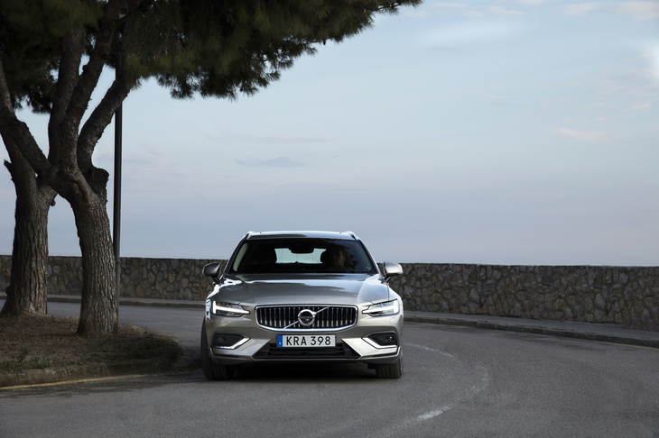 試乗した「T6 AWDインスクリプション」のエンジンにはツインチャージャーが装備されており、最高出力は310psに達する。