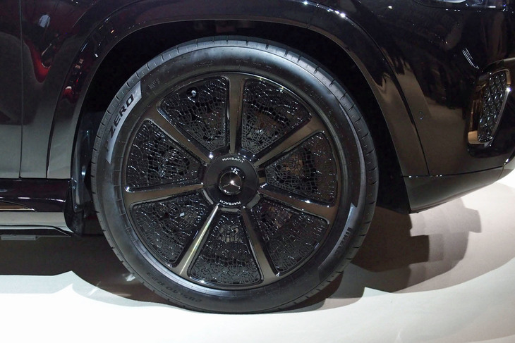 ブラックの専用「23インチマイバッハホイール」で、足元をスポーティーに演出。