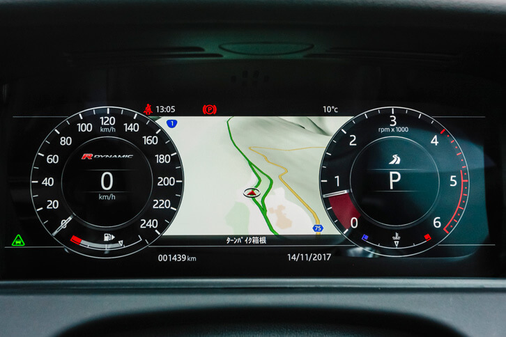 メーターパネルはフルデジタル式で、カーナビのマップを映し出すこともできる。