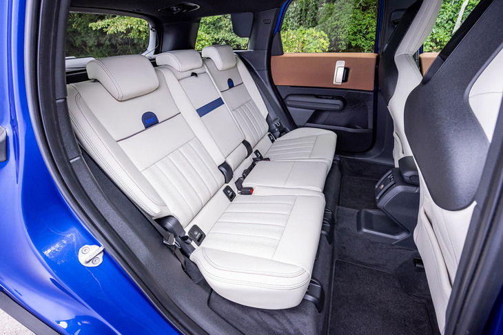 大人がリラックスして座れるスペースが確保されている後席。前後に約140mmスライドできるほか、背もたれにはリクライニングと40：20：40の分割可倒機構が備わる。