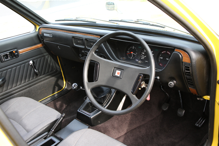 「ジェミニ・セダンLT」のインテリア。4本スポークのステアリングホイールはドイツ車的だが、インパネはいすゞ独自のデザインである。前方から斜めに突き出た、ダイレクト式の4段フロアシフトのシフトレバーが、当時はアルファ・ロメオ風でかっこよく見えたものだった。