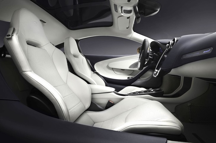 シートは快適性に配慮したコンフォートタイプが標準。グランドツーリングを意識した「GT」ならではの装備といえる。