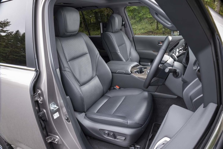 標準装備の本革シートはヒーター＆ベンチレーター付き。アシストグリップを使ってよじ登るように乗車する。